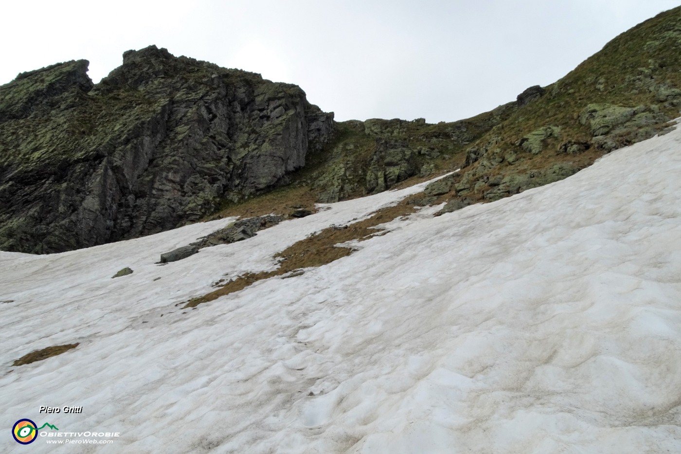 68 Il cielo si rannuvola, neve sul sentiero per il Ponternica, meglio rinunciare ....JPG